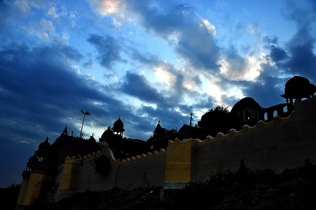 Evening at the Radha Rani temple walls